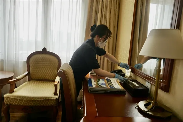 Một nhân viên dọn phòng của khách sạn Grand Sài Gòn, quận 1 chuẩn bị phòng để tiếp khách. - VNS Photo Thu Hằng